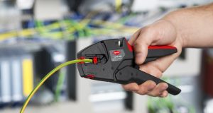 Nic dwa razy się nie zdarza - pisała Wisława Szymborska. A jednak nie jest to do końca prawda. Wśród narzędzi marki KNIPEX się zdarza. Konstruktorzy postanowili poddać zmianom znane i lubiane ściągacze do izolacji, ale bez szaleństw z numeracją. Czyli, sięgając w sklepie po „stare” narzędzie dostajemy jego nową, zmodyfikowaną wersje. Czy te zmiany są przydatne?