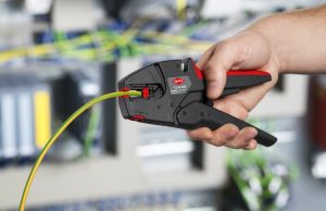 Stare=nowe ściągacze izolacji Nic dwa razy się nie zdarza - pisała Wisława Szymborska. A jednak nie jest to do końca prawda. Wśród narzędzi marki KNIPEX się zdarza. Konstruktorzy postanowili poddać zmianom znane i lubiane ściągacze do izolacji, ale bez szaleństw z numeracją. Czyli, sięgając w sklepie po „stare” narzędzie dostajemy jego nową, zmodyfikowaną wersje. Czy te zmiany są przydatne?