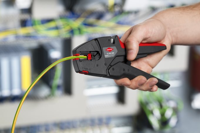 KNIPEX EvoStrip 12 40 200 Nic dwa razy się nie zdarza - pisała Wisława Szymborska. A jednak nie jest to do końca prawda. Wśród narzędzi marki KNIPEX się zdarza. Konstruktorzy postanowili poddać zmianom znane i lubiane ściągacze do izolacji, ale bez szaleństw z numeracją. Czyli, sięgając w sklepie po „stare” narzędzie dostajemy jego nową, zmodyfikowaną wersje. Czy te zmiany są przydatne?