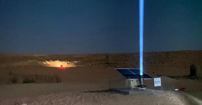 Laserowe latarnie solarne wskazują drogę na pustyni w Arabii Saudyjskiej