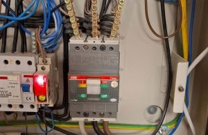 Nieszablonowy montaż wyłącznika kompaktowego