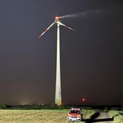 Spalona turbina wiatrowa przy autostradzie A7 Kitzingen Niemcy