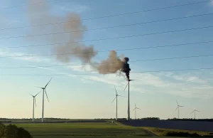 Pożar turbiny wiatrowej przy autostradzie A7 w Niemczech. Strażacy bezradni wobec żywiołu na wysokości 100 metrów