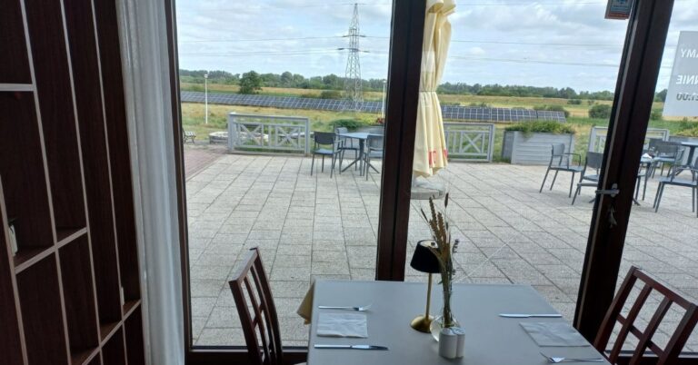Restauracja z widokiem na słup mocny 110 kV i farmę PV w hotelu pod Toruniem