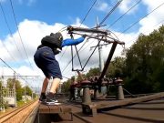 Train surfing – groźna moda z pierwszymi ofiarami wśród nastolatków w Polsce