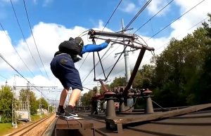 Train surfing – groźna moda z pierwszymi ofiarami wśród nastolatków w Polsce