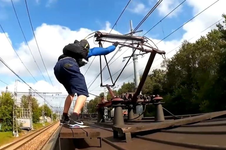 Train surfing – groźna moda z pierwszymi ofiarami wśród nastolatków w Polsce