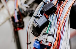 Gotowe wiązki kablowe na wymiar w ramach usługi LAPP Harnessing Solutions