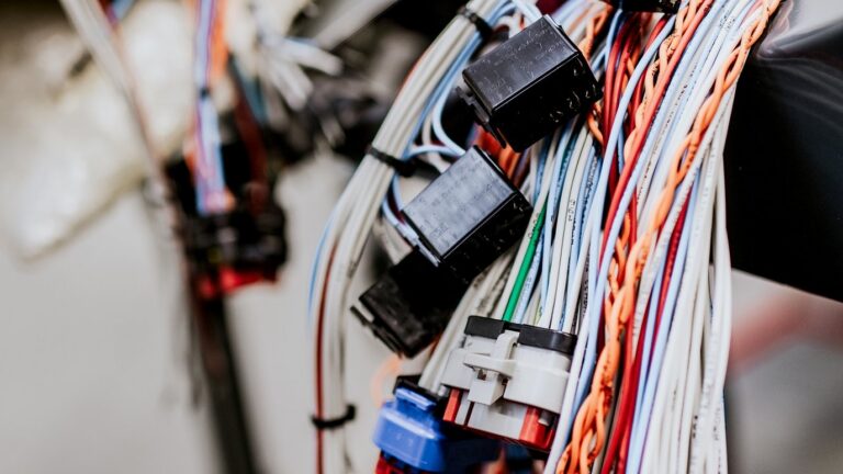 Gotowe wiązki kablowe na wymiar w ramach usługi LAPP Harnessing Solutions