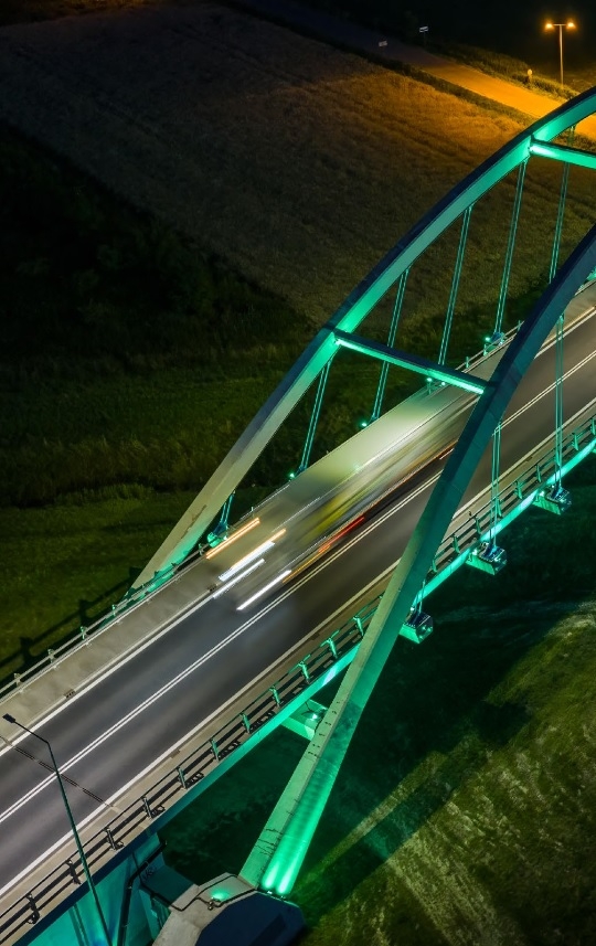 Architektoniczna iluminacja w ciągu drogi wojewódzkiej DW 975