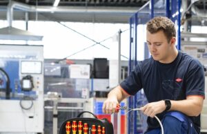 Nowości narzędziowe KNIPEX 2026 – przegląd profesjonalnego osprzętu dla elektryków i instalatorów 002151HLS