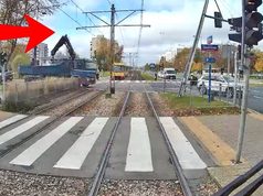 Ciężarówka z podniesionym HDS-em zerwała tramwajową sieć trakcyjną w Warszawie